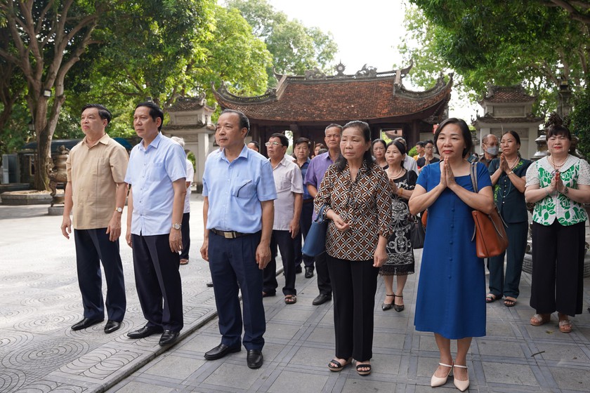 Hội Khuyến học các tỉnh Đồng bằng sông Hồng viếng thăm khu di tích lịch sử Đền Đô - Ảnh 2.