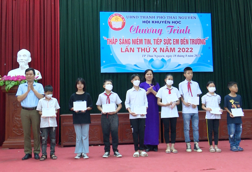 Hội Khuyến học Thái Nguyên: Trao học bổng cho học sinh nghèo hiếu học - Ảnh 1.