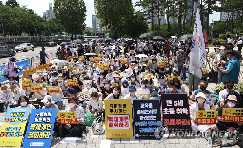 Hàn Quốc dự kiến hạ tuổi nhập học, phụ huynh biểu tình phản đối - Ảnh 2.