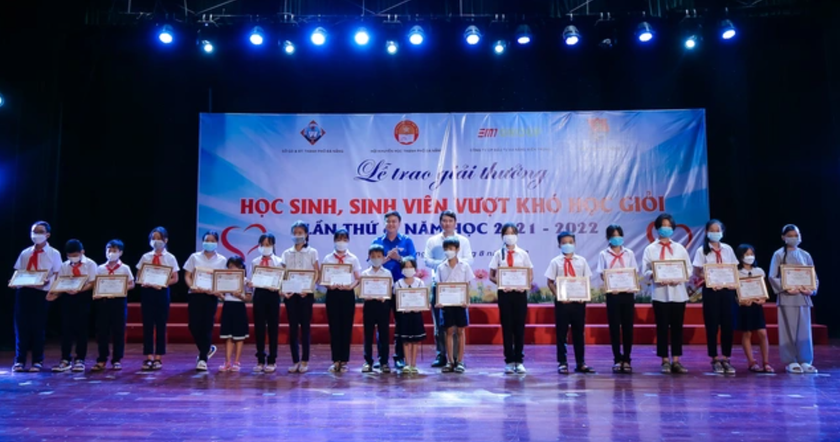 Hội Khuyến học Đà Nẵng trao thưởng hơn 200 triệu đồng cho học sinh, sinh viên vượt khó, học giỏi - Ảnh 2.