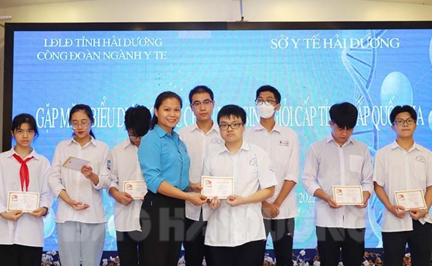 Hải Dương: Nhiều nơi tổ chức trao thưởng học sinh giỏi - Ảnh 1.
