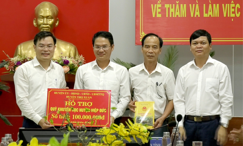 Quảng Nam: Huyện Thọ Xuân (Thanh Hóa) tặng Quỹ khuyến học huyện Hiệp Đức 100 triệu đồng - Ảnh 1.