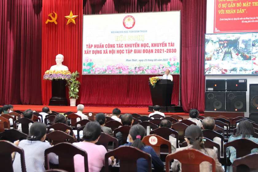 Bình Thuận: Tập huấn công tác khuyến học, khuyến tài xây dựng xã hội học tập giai đoạn 2021-2030 - Ảnh 1.