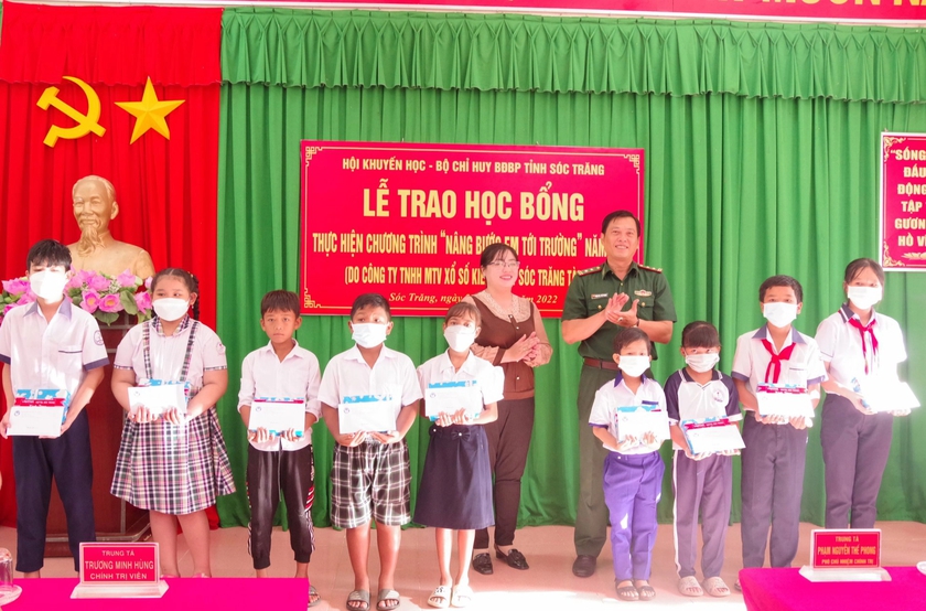 Hội Khuyến học Sóc Trăng trao tặng 200 triệu đồng học bổng cho học sinh nghèo - Ảnh 1.