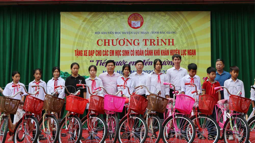 Bắc Giang: Trao tặng 69 xe đạp “Tiếp bước em đến trường” - Ảnh 1.