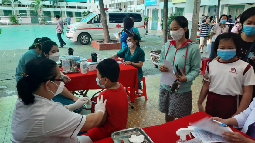 Tháng cao điểm tiêm vaccine phòng COVID-19 cho trẻ em: Thành phố Hồ Chí Minh triển khai thêm xe tiêm vaccine lưu động - Ảnh 1.