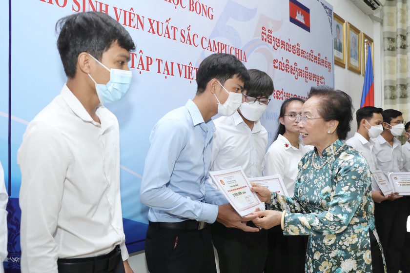 Lễ trao học bổng cho sinh viên Campuchia xuất sắc học tập tại Việt Nam - Ảnh 2.
