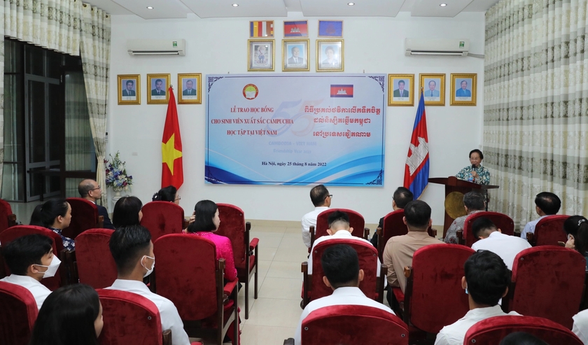 Lễ trao học bổng cho sinh viên Campuchia xuất sắc học tập tại Việt Nam - Ảnh 1.