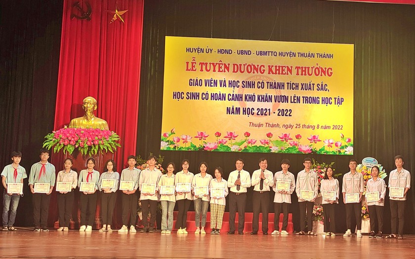 Bắc Ninh: Tuyên dương khen thưởng giáo viên và học sinh xuất sắc huyện Thuận Thành - Ảnh 1.