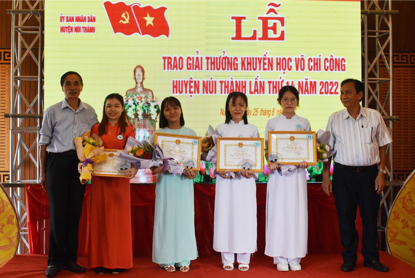 Quảng Nam: Trao giải thưởng khuyến học Võ Chí Công cho 32 cá nhân có thành tích học tập xuất sắc - Ảnh 1.