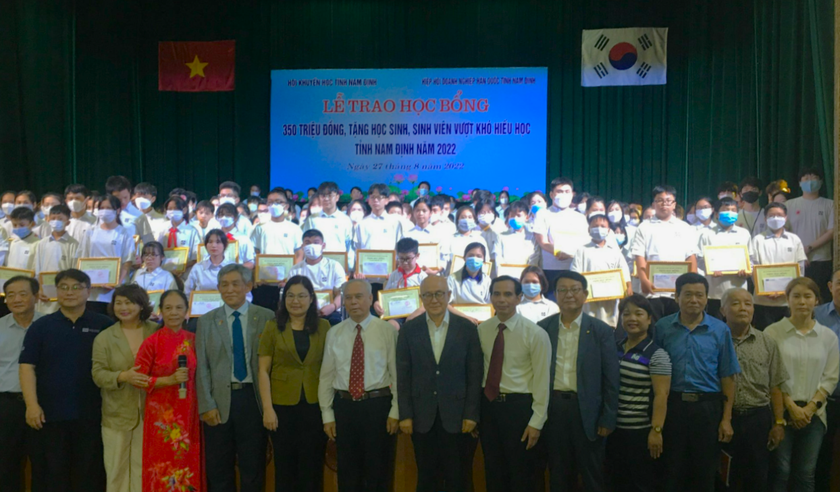 Nam Định: Trao 350 triệu đồng học bổng cho học sinh, sinh viên vượt khó hiếu học - Ảnh 1.