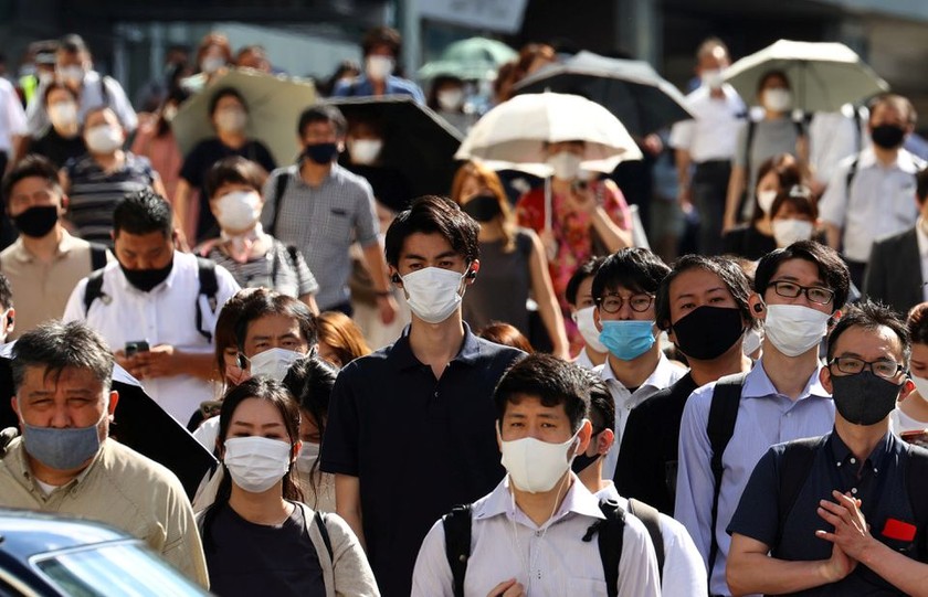 Giới chuyên gia Nhật Bản đề nghị coi dịch COVID-19 như cúm mùa   - Ảnh 1.