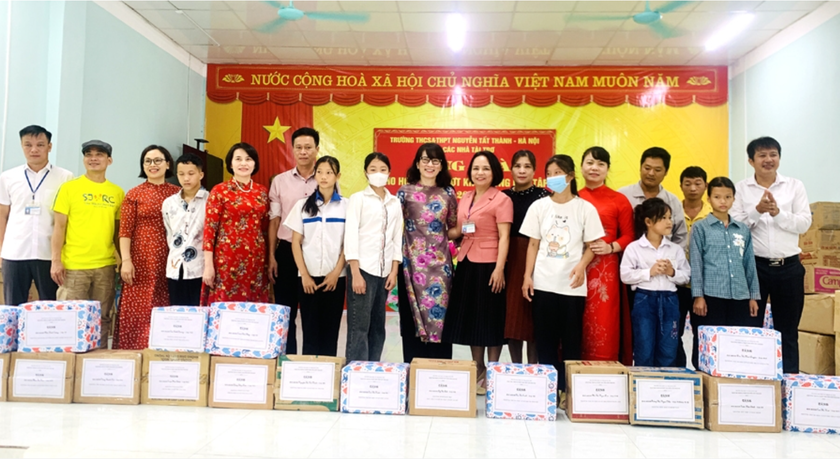 Hà Giang: Trao tặng hơn 200 suất học bổng và quà khuyến học cho học sinh nghèo vượt khó - Ảnh 2.