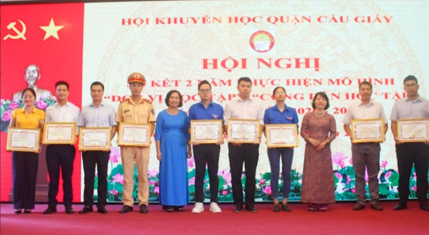 Khen thưởng 24 đơn vị, cộng đồng học tập, 17 công dân học tập tiêu biểu - Ảnh 1.