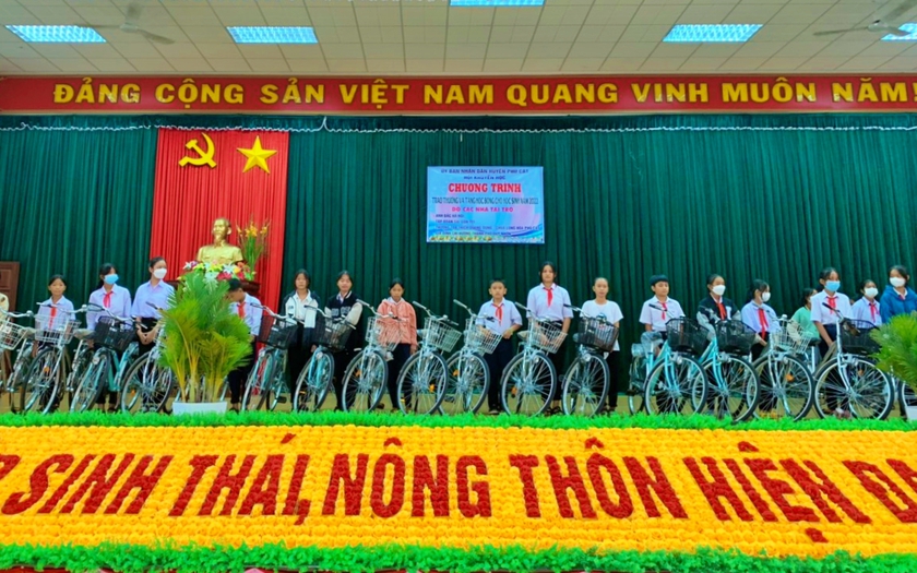 Bình Định: Trao giải thưởng Quang Trung và học bổng cho học sinh giỏi Phù Cát - Ảnh 1.