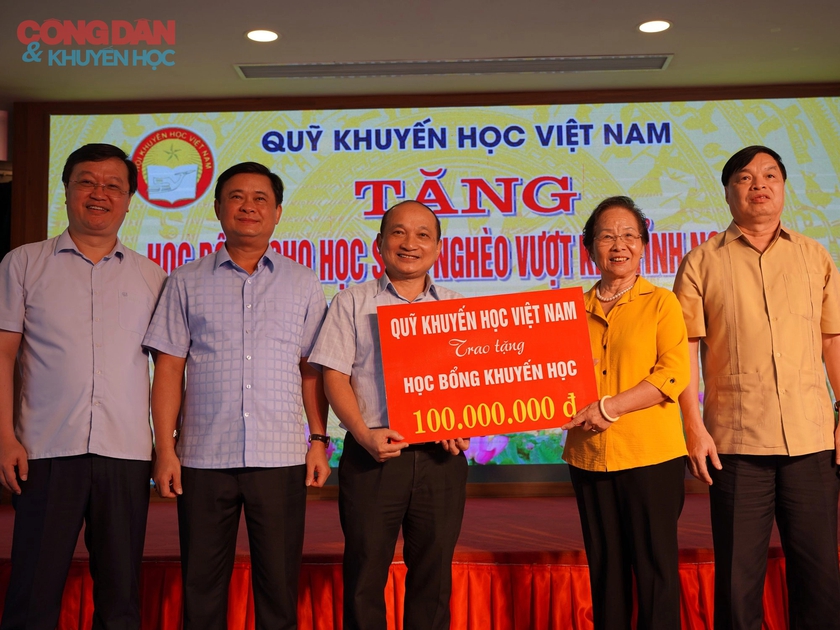 Hội Khuyến học Việt Nam trao học bổng cho học sinh nghèo vượt khó tại tỉnh Nghệ An - Ảnh 1.