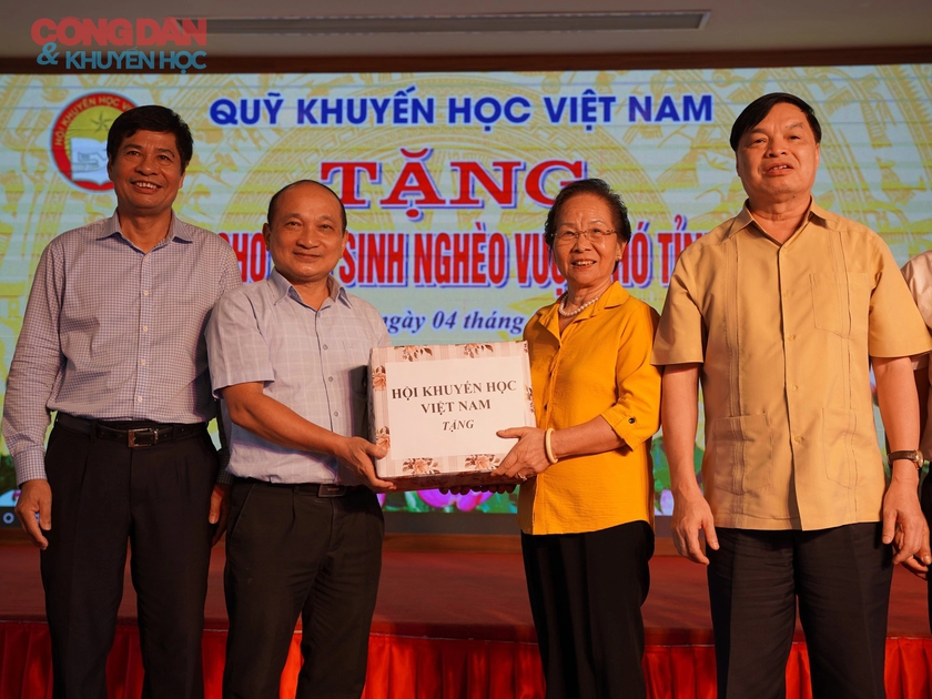 Hội Khuyến học Việt Nam trao học bổng cho học sinh nghèo vượt khó tại tỉnh Nghệ An - Ảnh 2.