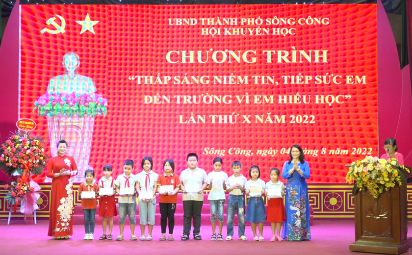 Thái Nguyên: Trao 80 triệu đồng học bổng cho học sinh nghèo vượt khó - Ảnh 1.