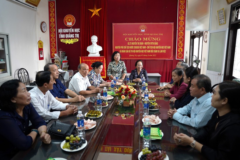 Hội Khuyến học tỉnh Quảng Trị đón nhận học bổng học sinh nghèo vượt khó từ Hội Khuyến học Việt Nam - Ảnh 1.