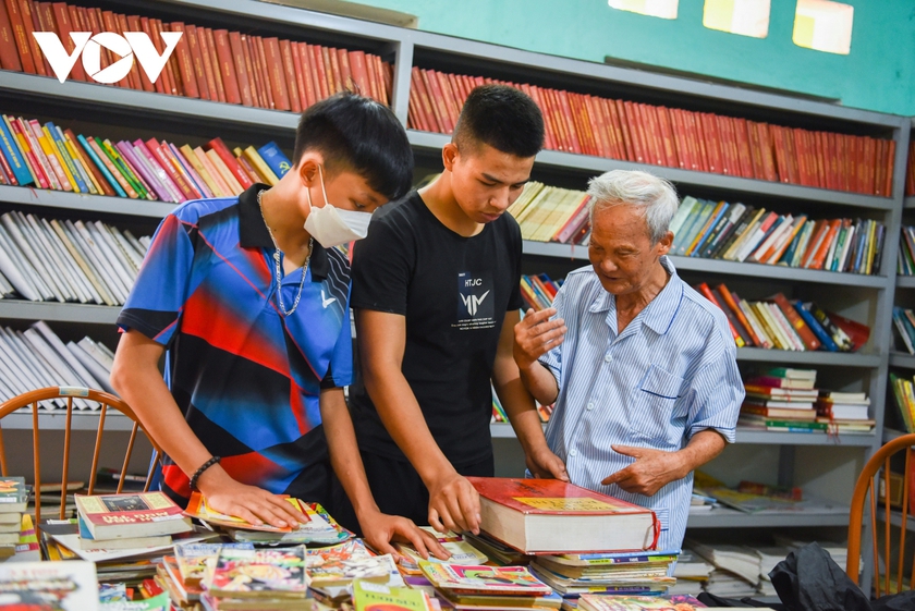 Cụ ông 90 tuổi gây dựng thư viện 12.500 đầu sách phụ vụ trẻ nhỏ - Ảnh 1.