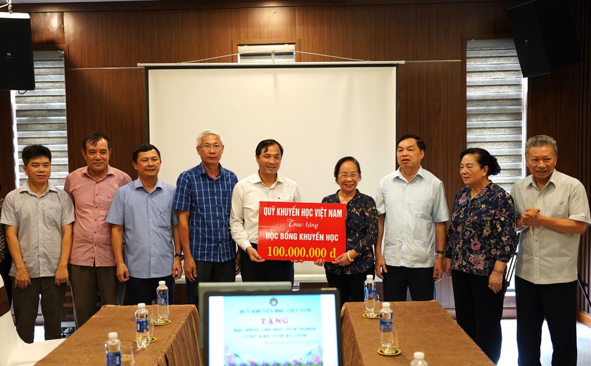 Trung ương Hội Khuyến học Việt Nam trao học bổng cho học sinh nghèo vượt khó tại Hà Tĩnh - Ảnh 2.