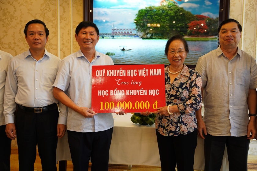 Ninh Bình đón nhận học bổng cho học sinh nghèo vượt khó từ Trung ương Hội Khuyến học Việt Nam - Ảnh 3.