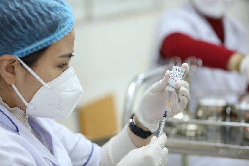 59 điểm tiêm vaccine phòng COVID-19 xuyên suốt dịp nghỉ lễ 30/4 ở Thành phố Hồ Chí Minh - Ảnh 1.