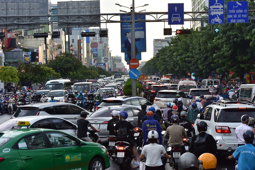 Trước kỳ nghỉ lễ, Hà Nội và Thành phố Hồ Chí Minh, nhiều tuyến đường ùn tắc kéo dài - Ảnh 5.