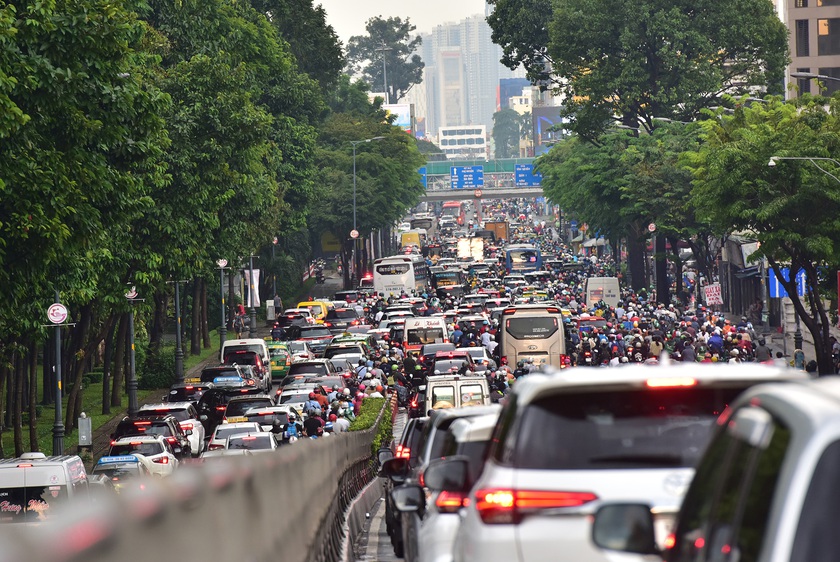 Trước kỳ nghỉ lễ, Hà Nội và Thành phố Hồ Chí Minh, nhiều tuyến đường ùn tắc kéo dài - Ảnh 7.
