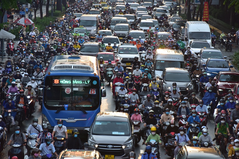 Trước kỳ nghỉ lễ, Hà Nội và Thành phố Hồ Chí Minh, nhiều tuyến đường ùn tắc kéo dài - Ảnh 8.