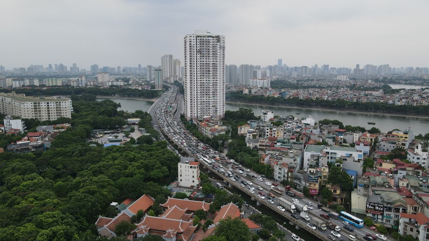 Trước kỳ nghỉ lễ, Hà Nội và Thành phố Hồ Chí Minh, nhiều tuyến đường ùn tắc kéo dài - Ảnh 1.