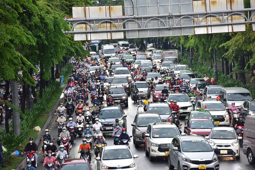 Trước kỳ nghỉ lễ, Hà Nội và Thành phố Hồ Chí Minh, nhiều tuyến đường ùn tắc kéo dài - Ảnh 6.
