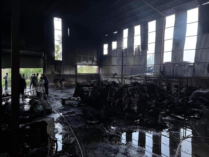 Cháy xưởng chăn đệm ở Thanh Oai, Hà Nội: 3 mẹ con bị bỏng nặng không qua khỏi - Ảnh 1.