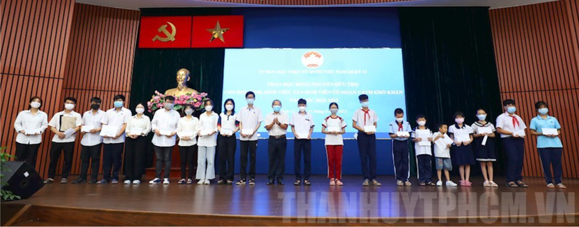 Trao 164 suất học bổng Nguyễn Hữu Thọ cho học sinh, sinh viên có hoàn cảnh khó khăn - Ảnh 1.