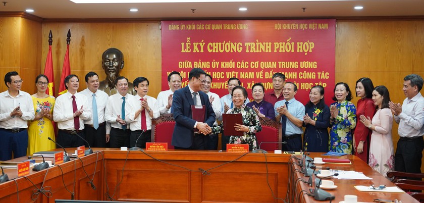 Lễ ký kết chương trình phối hợp giữa Đảng uỷ khối các cơ quan Trung ương và Hội khuyến học Việt Nam - Ảnh 1.