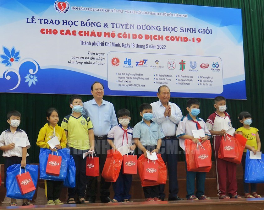 Thành phố Hồ Chí Minh: Tuyên dương và trao hơn 500 suất học bổng cho các em mồ côi do dịch COVID-19 - Ảnh 1.