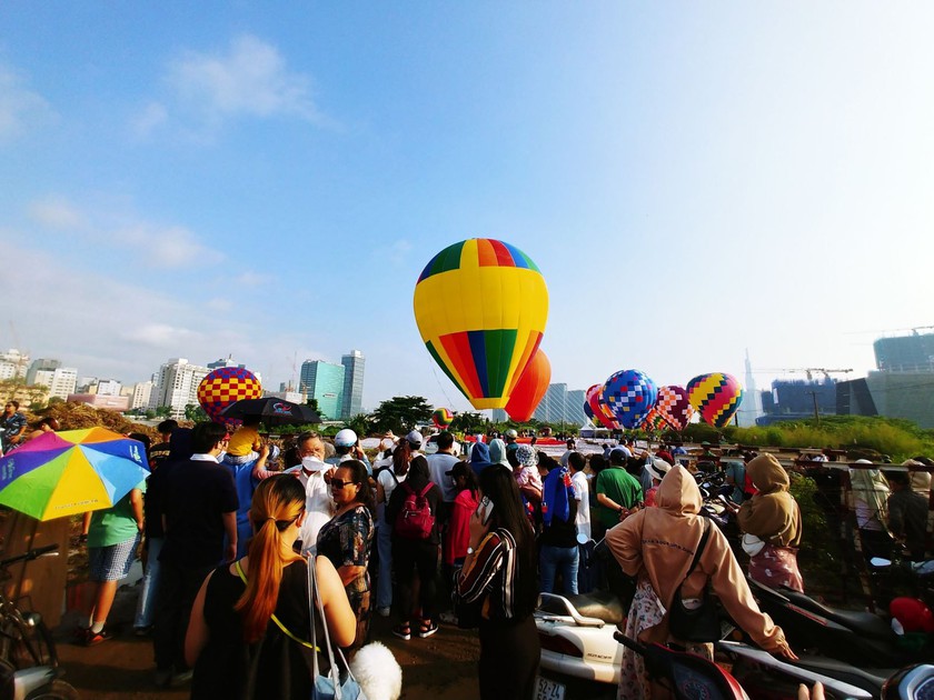 Người dân Thành phố Hồ Chí Minh hân hoan xem khinh khí cầu kéo Đại kỳ 1.800 m2 trong ngày Lễ mừng Quốc khánh 2/9 - Ảnh 3.