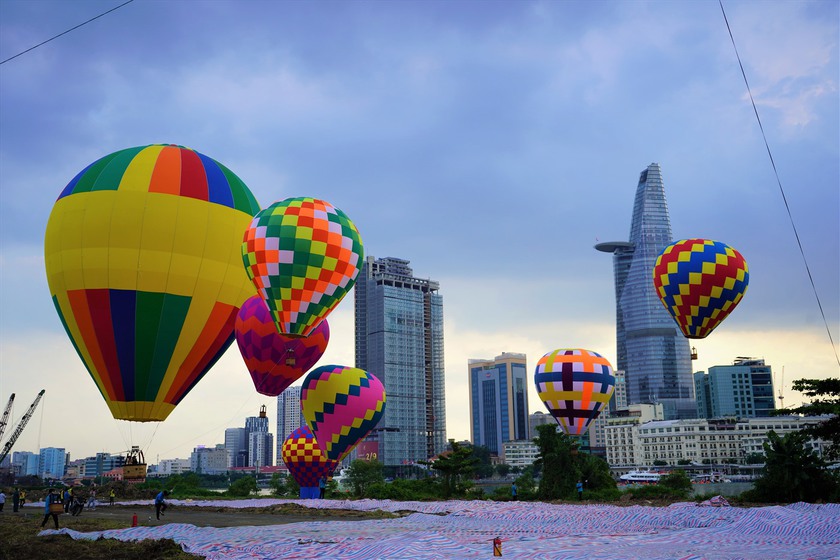 Người dân Thành phố Hồ Chí Minh hân hoan xem khinh khí cầu kéo Đại kỳ 1.800 m2 trong ngày Lễ mừng Quốc khánh 2/9 - Ảnh 6.