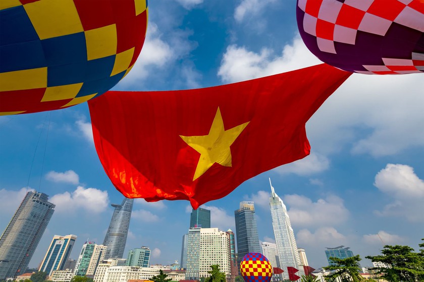 Người dân Thành phố Hồ Chí Minh hân hoan xem khinh khí cầu kéo Đại kỳ 1.800 m2 trong ngày Lễ mừng Quốc khánh 2/9 - Ảnh 8.