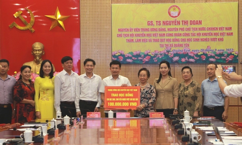 Chủ tịch Hội Khuyến học Việt Nam Nguyễn Thị Doan trao học bổng cho học sinh nghèo vượt khó tại Quảng Ninh - Ảnh 2.