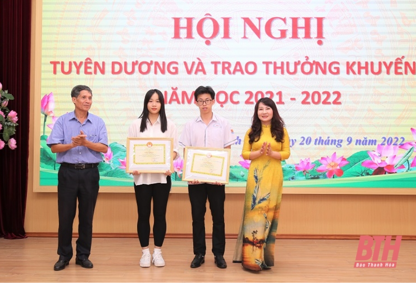 Thanh Hóa: Trao thưởng học sinh đạt thành tích xuất sắc năm học 2021-2022 - Ảnh 1.