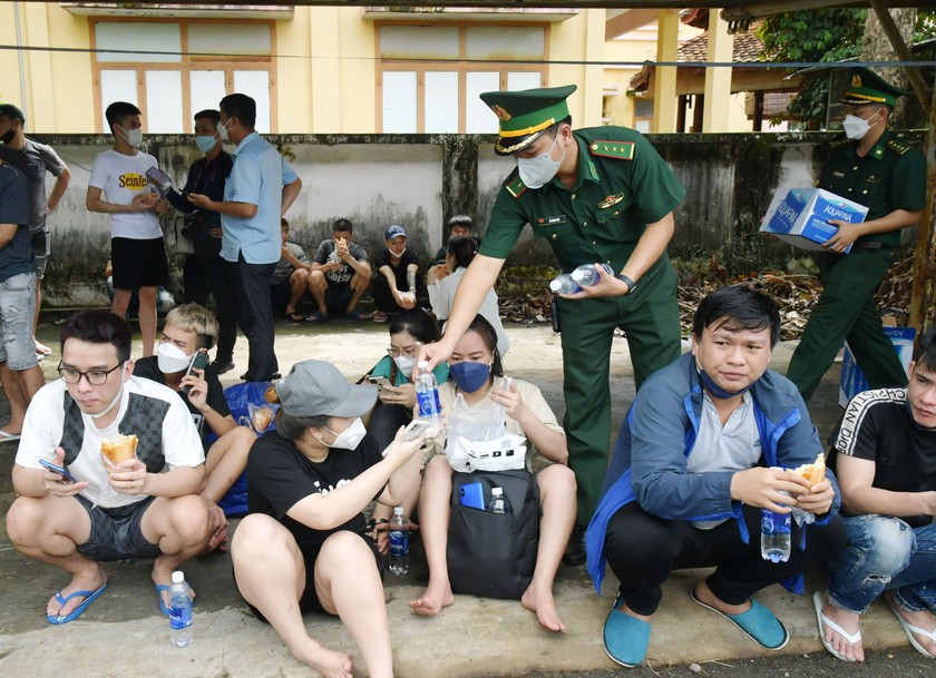 Vụ người Việt trốn khỏi sòng bạc Campuchia: Tây Ninh tiếp nhận 92 công dân về nước - Ảnh 3.