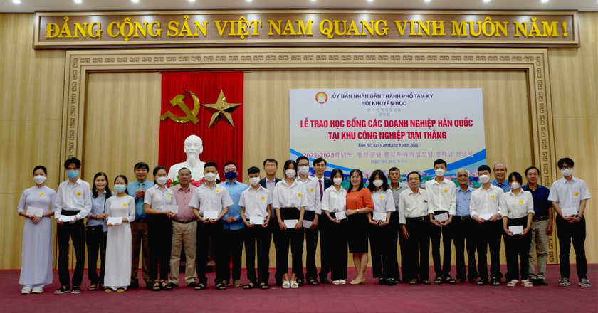 Quảng Nam: Trao 100 triệu đồng học bổng cho học sinh có hoàn cảnh khó khăn - Ảnh 1.