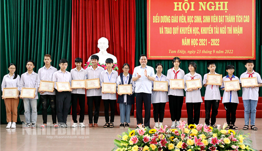 Ninh Bình: Trao thưởng Quỹ khuyến học, khuyến tài Ngô Thì Nhậm năm học 2021-2022 - Ảnh 1.