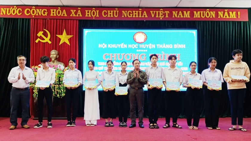 Quảng Nam: Trao hơn 70 triệu đồng học bổng cho học sinh, sinh viên vượt khó - Ảnh 1.