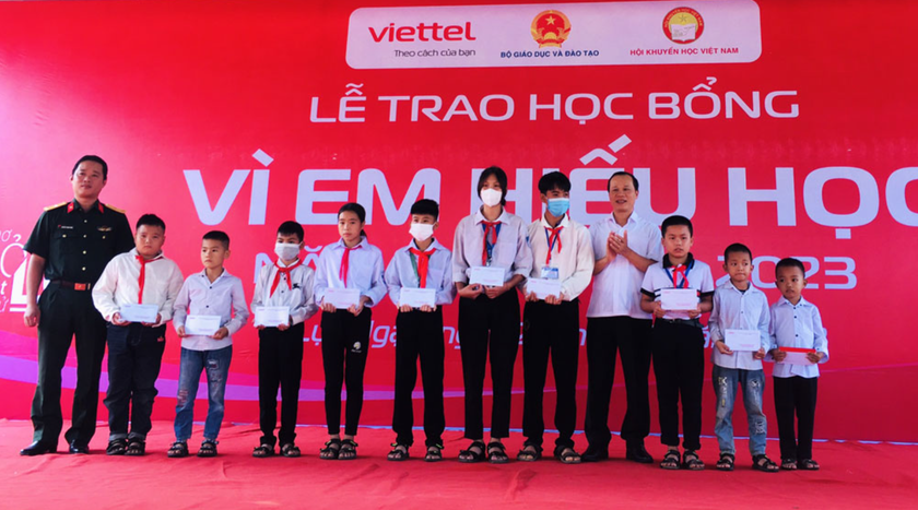 Bắc Giang: Chương trình “Vì em hiếu học” trao 370 suất học bổng cho học sinh - Ảnh 2.