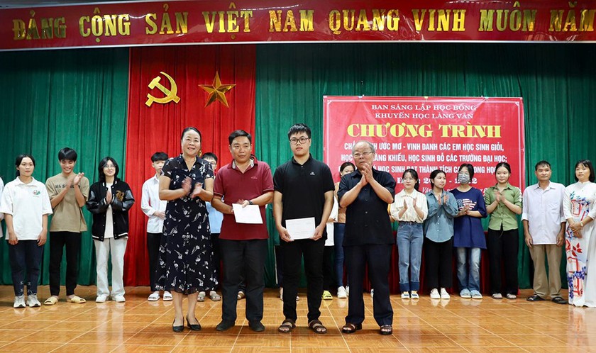 Phú Thọ: Quỹ học bổng Làng Vân trao 215 suất quà cho giáo viên, học sinh có thành tích xuất sắc - Ảnh 2.