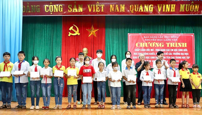 Phú Thọ: Quỹ học bổng Làng Vân trao 215 suất quà cho giáo viên, học sinh có thành tích xuất sắc - Ảnh 1.