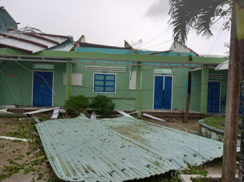 Nhiều trường học ở Quảng Nam thiệt hại nặng nề do bão Noru gây ra - Ảnh 2.