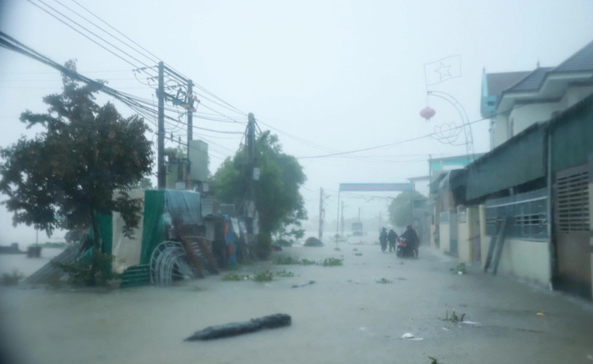Hoàn lưu bão số 4 khiến 3 người chết và mất tích tại Nghệ An, dự báo mưa lớn tiếp tục kéo dài - Ảnh 1.